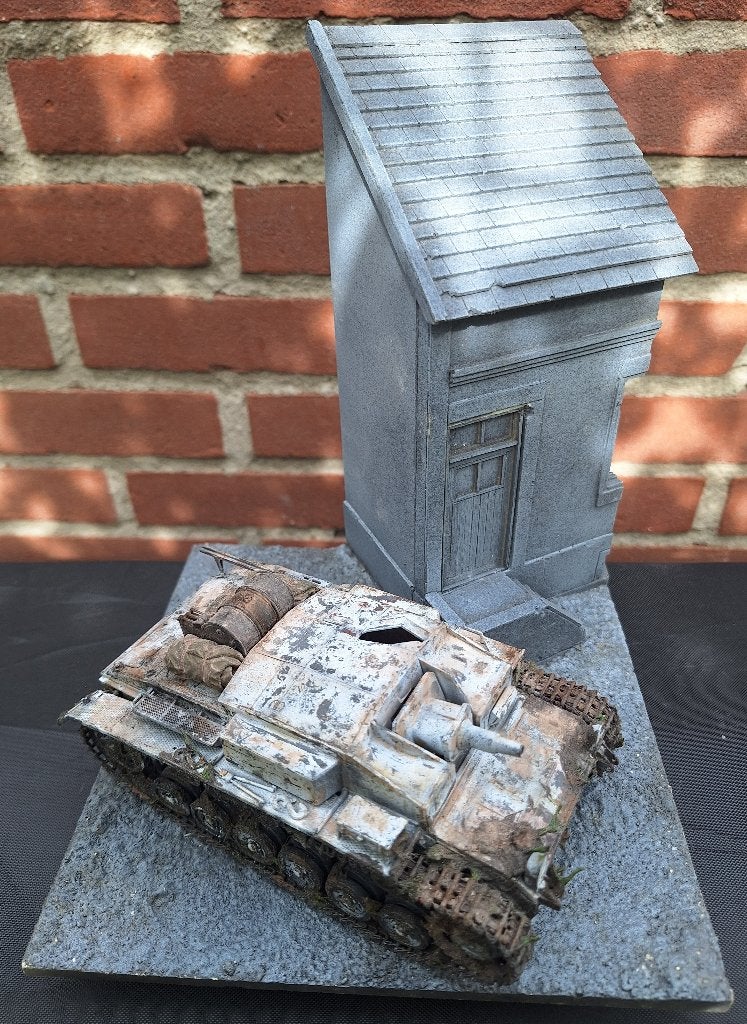 Dioramabase met huisje - resin 1/35, Verzenden, Zo goed als nieuw, 1:35 tot 1:50, Diorama
