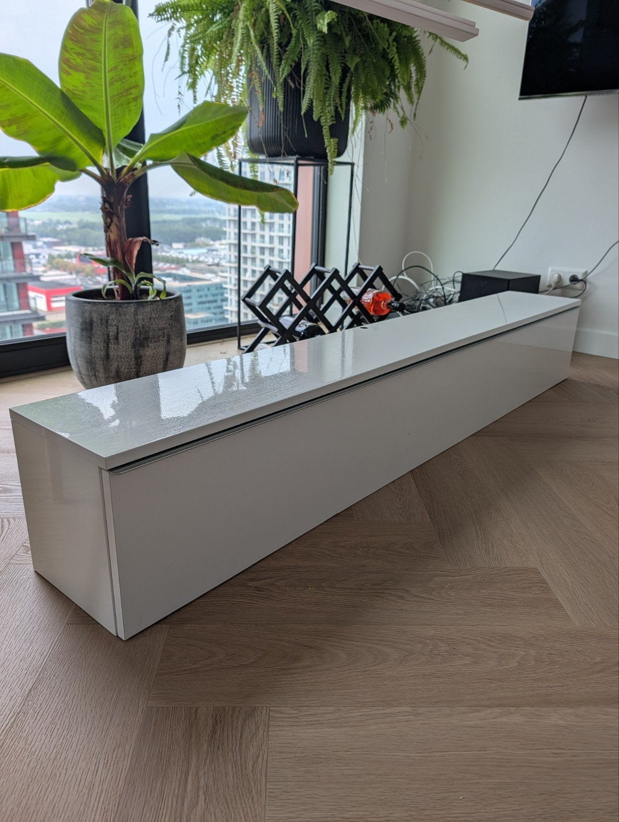 Strak wit hangend TV-meubel met glanzende afwerking, Overige materialen, Gebruikt, Ophalen of Verzenden, 200 cm of meer