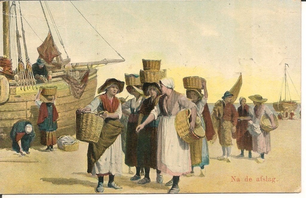 Oude Ansichtkaart Na de Afslag - Vissersvrouwen Scheveningen, Ophalen of Verzenden, Voor 1920, Gelopen, Zuid-Holland