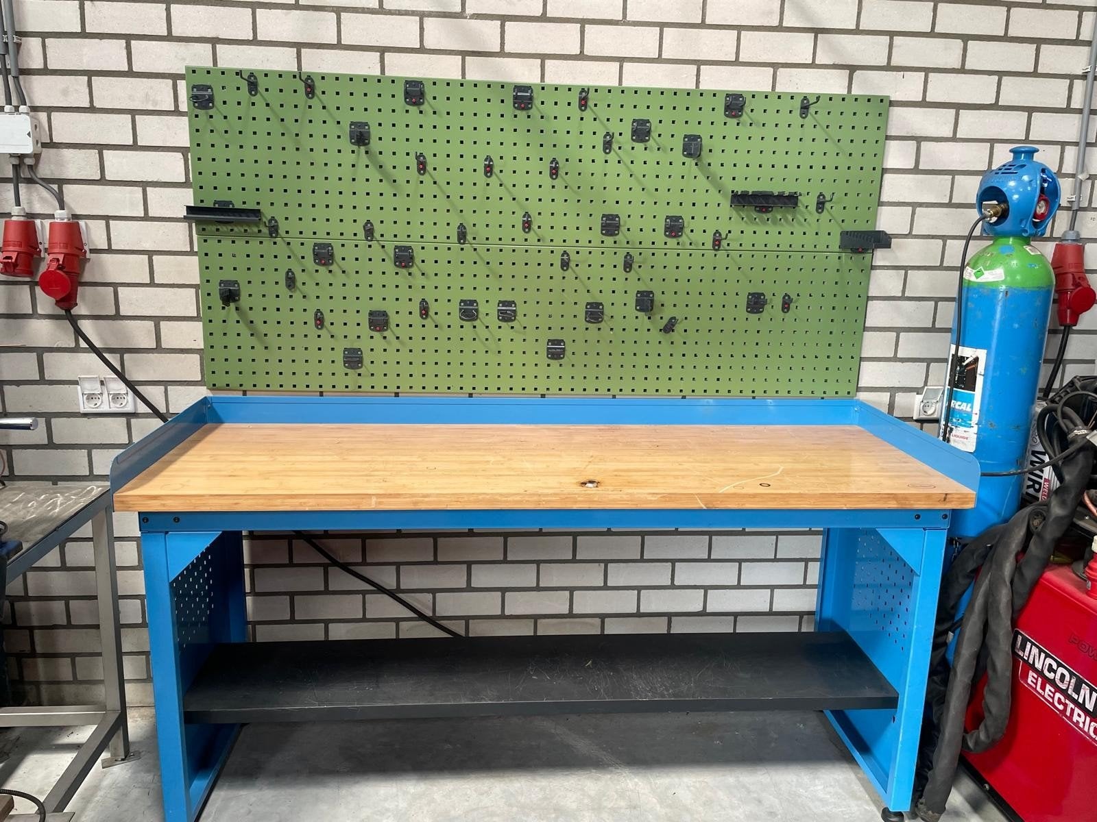 2x grote stevige werkbanken met achterwand, Doe-het-zelf en Verbouw, Werkbanken, Ophalen, Zo goed als nieuw, 170 cm of meer, Bankschroef