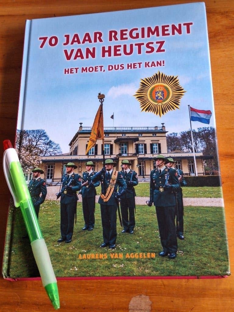 70 Jaar Regiment Van Heutsz - Het Moet, Dus Het Kan!, Boeken, Ophalen of Verzenden, Landmacht, 1945 tot heden, Laurens van Aggelen