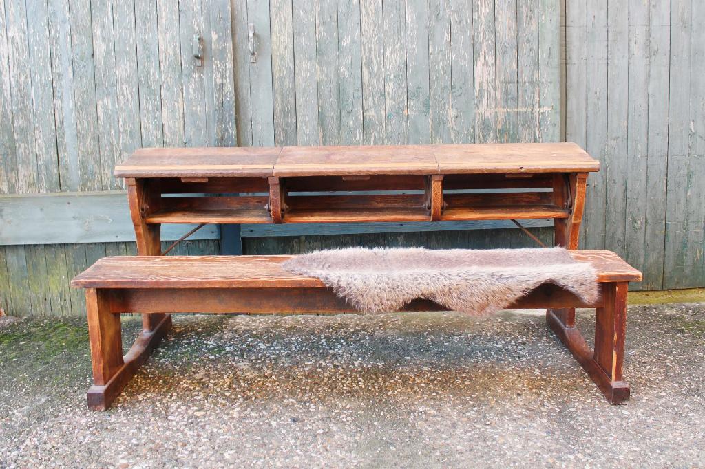 Antieke schoolbank voor 3. Houten vintage lessenaar, bankje, Antiek en Kunst, Antiek | Meubels | Tafels, Ophalen