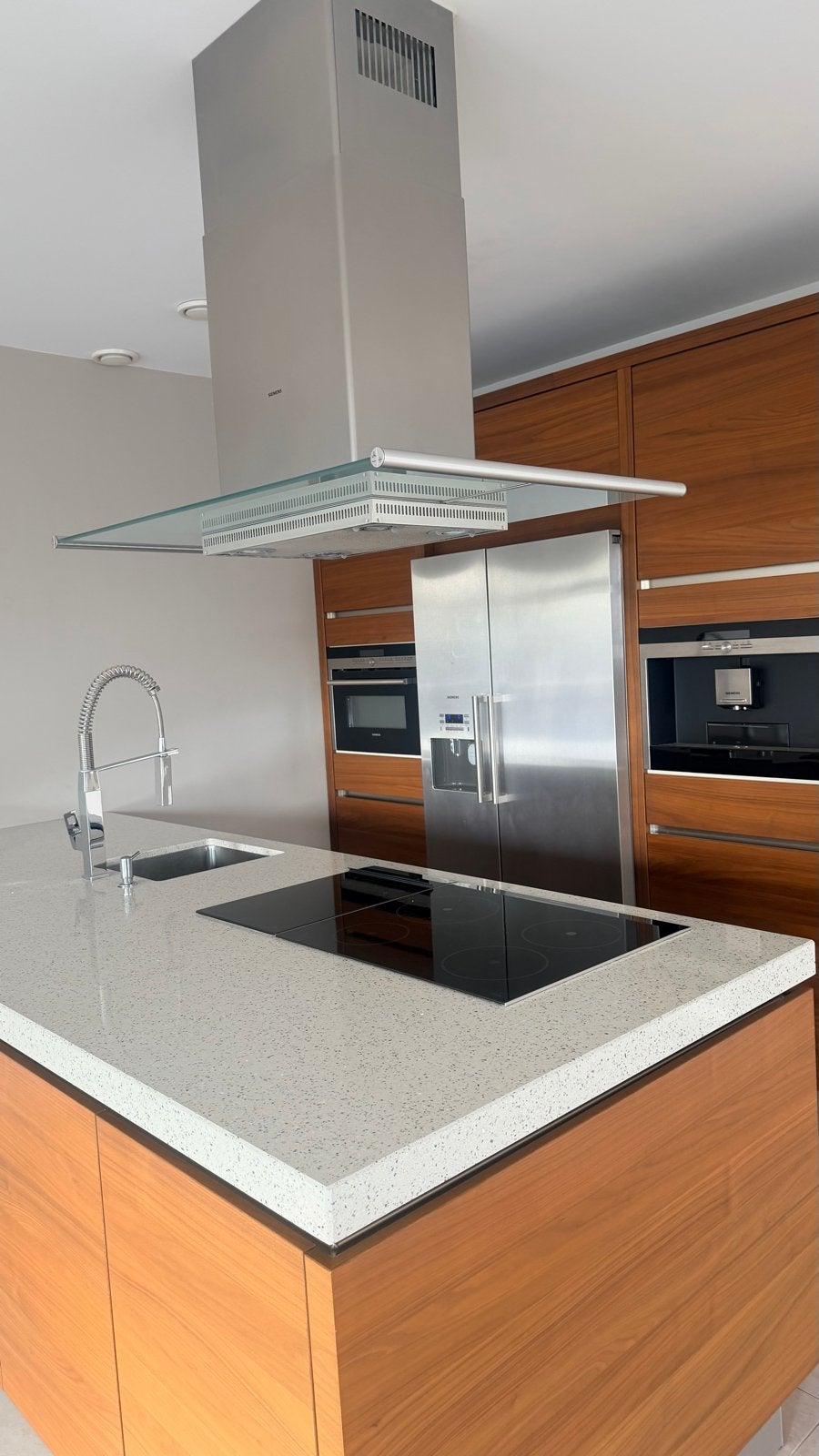 Moderne keuken met Siemens inbouwapparatuur en kookeiland, Ophalen, Gebruikt, Bruin, Overige typen