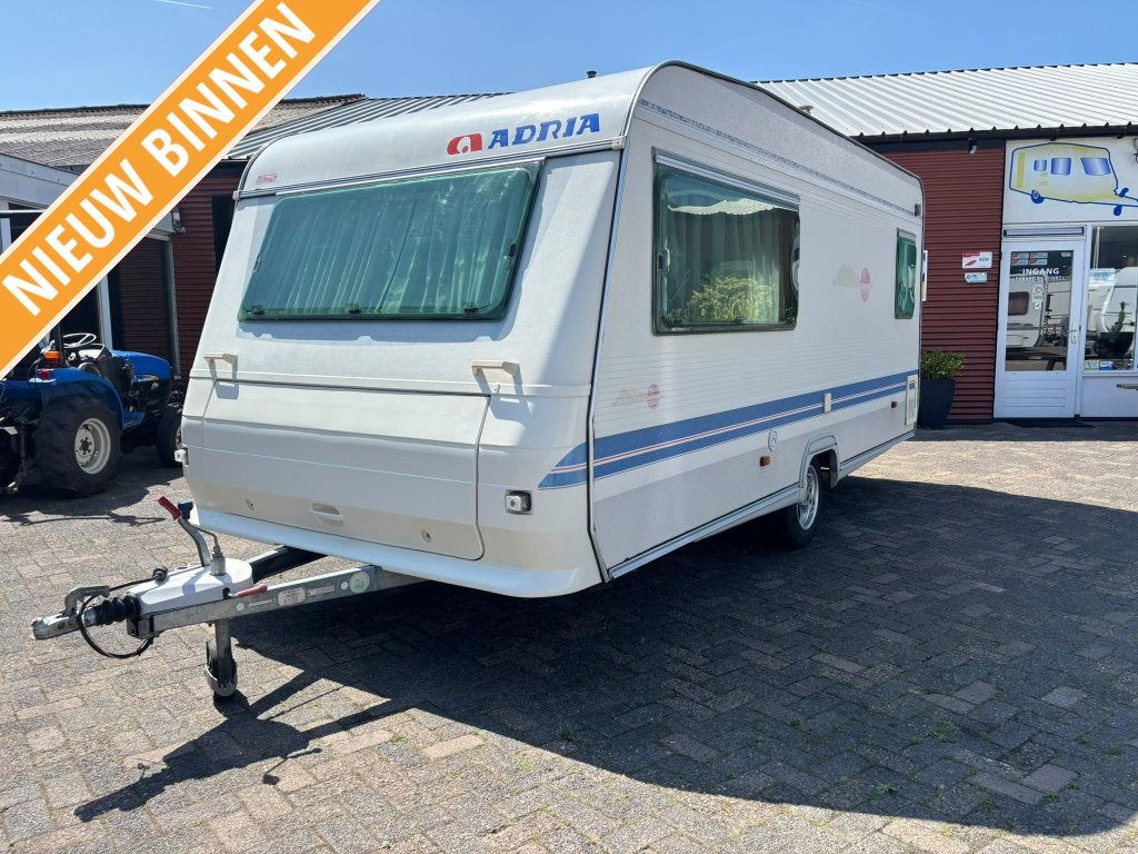 Adria Unica 462 DP bj.2001 met Fransbed,Boiler en voortent!, Schokbreker, Bedrijf, Treinzit, 750 - 1000 kg