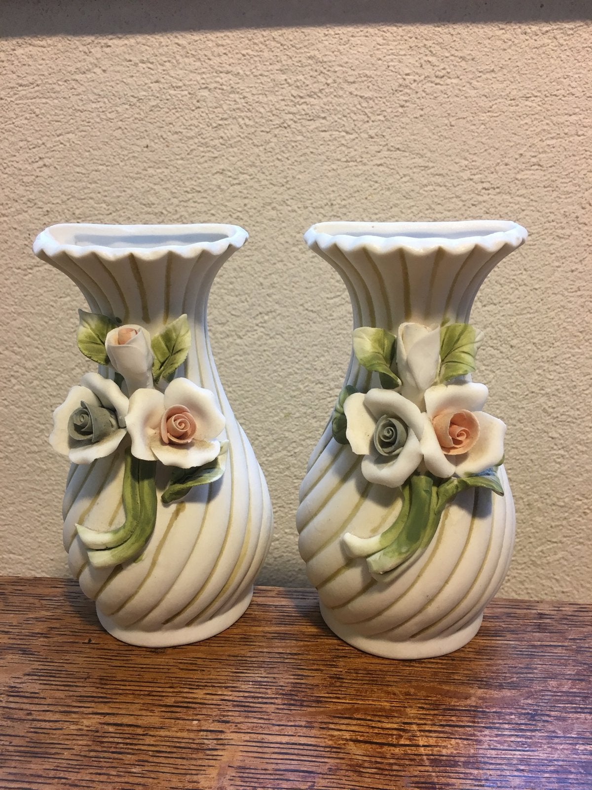 Set. 2 Muurvaasjes. Biscuit Porselein met Handgevormde Rozen, Ophalen of Verzenden
