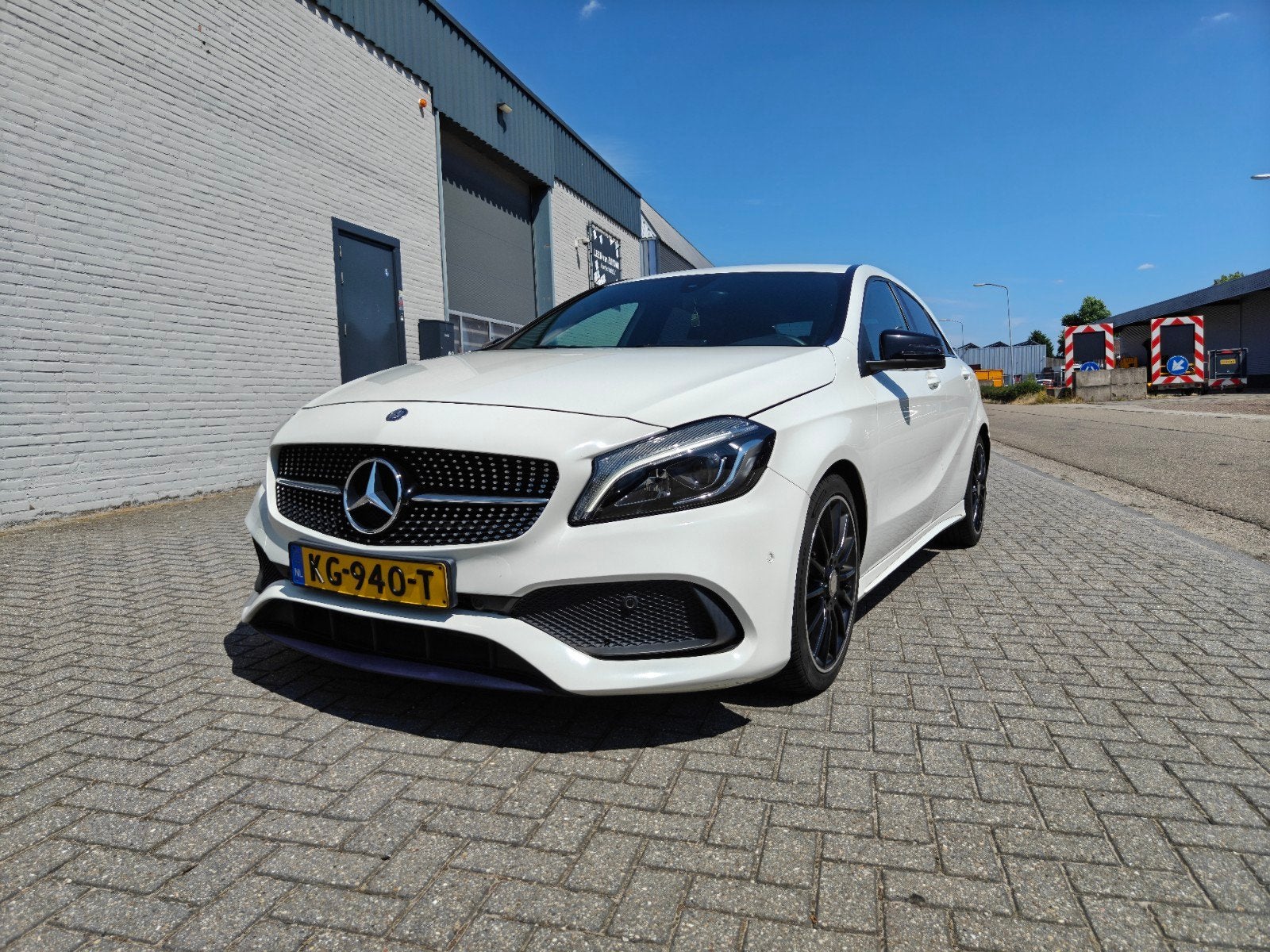 Mercedes-Benz A-Klasse 1.6 A160 2016 Wit, Auto's, Voorwielaandrijving, Zwart, 4 cilinders, Alcantara