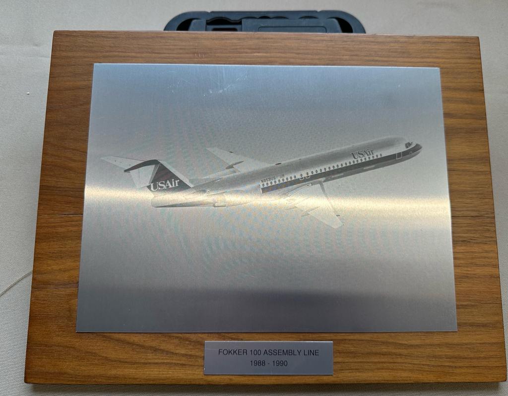 Fokker 100 aluminium plaatje, Verzamelen, Luchtvaart en Vliegtuigspotten, Ophalen of Verzenden, Gebruikt, Kaart, Foto of Prent