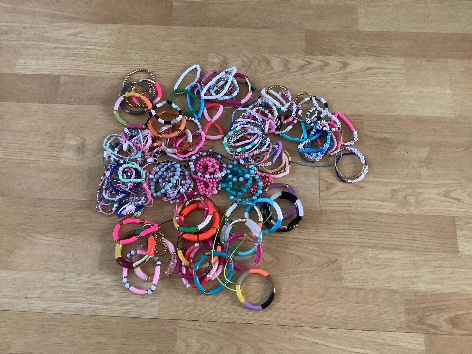 Grote collectie kleurrijke armbanden het zijn er ruim 120, Gebruikt, Overige kleuren, Kunststof of Plastic, Ophalen of Verzenden