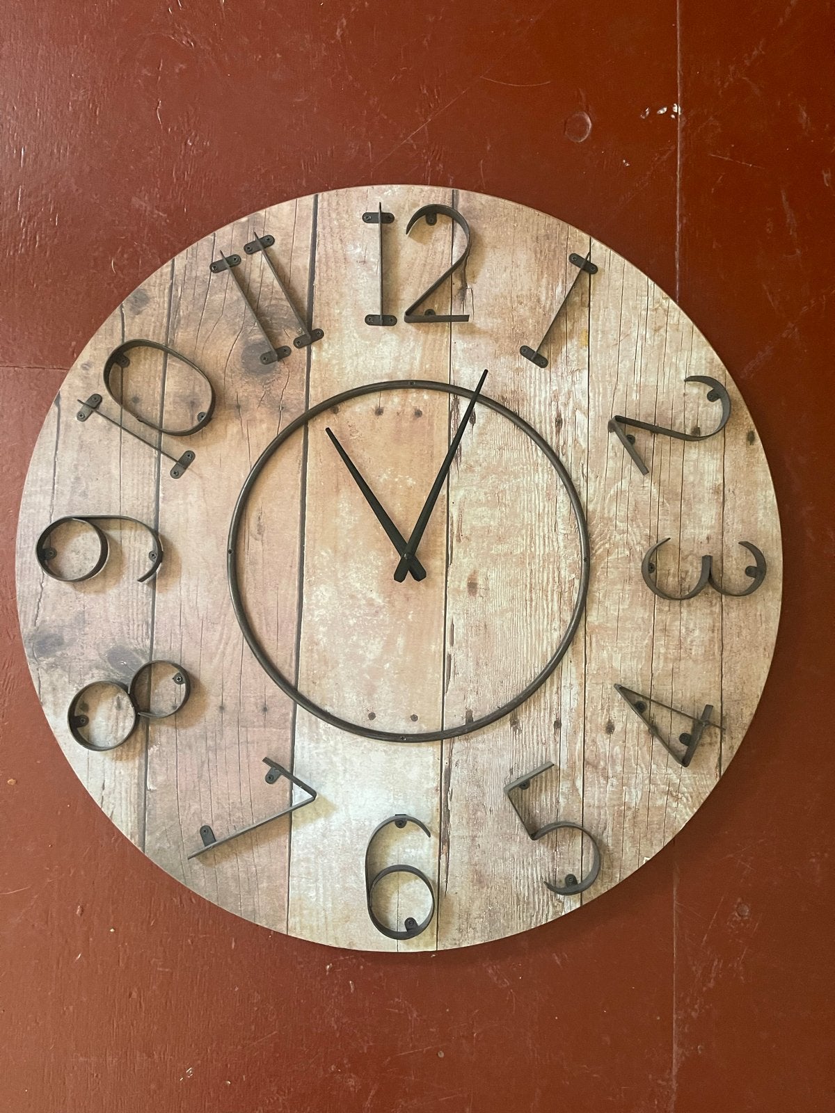 Grote Wandklok Houtlook met Zwarte Cijfers. Diameter 70 cm., Ophalen of Verzenden, Zo goed als nieuw, Analoog, Wandklok