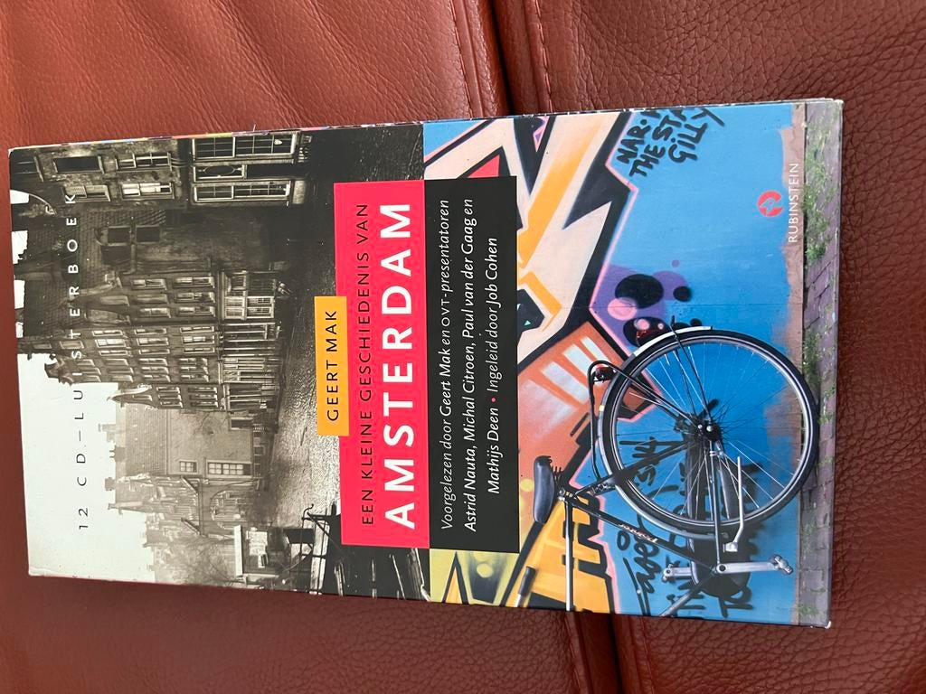 Geert Mak - Een Kleine Geschiedenis van Amsterdam (CD-boek), Boeken, Ophalen, 20e eeuw of later, Zo goed als nieuw