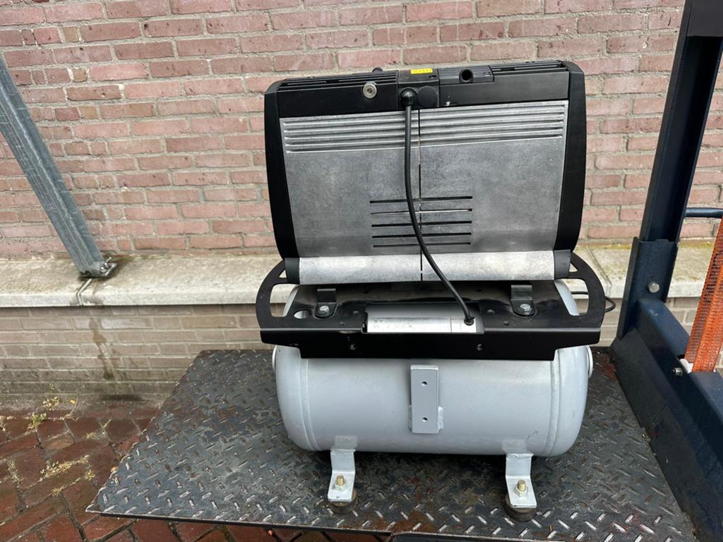 Junair stille compressor, Gebruikt, 6 tot 10 bar, Ophalen of Verzenden, Minder dan 200 liter/min