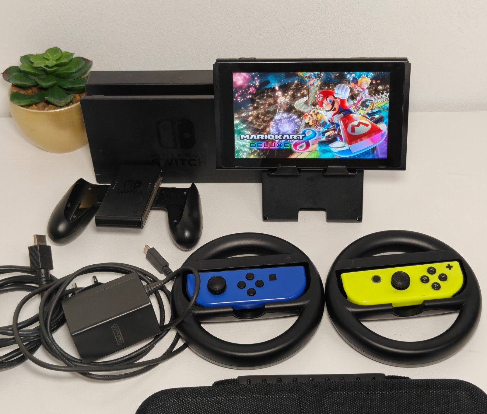 Nintendo Switch met Mario Kart 8 Deluxe, Spelcomputers en Games, Games | Nintendo Switch, Racen en Vliegen, Ophalen of Verzenden