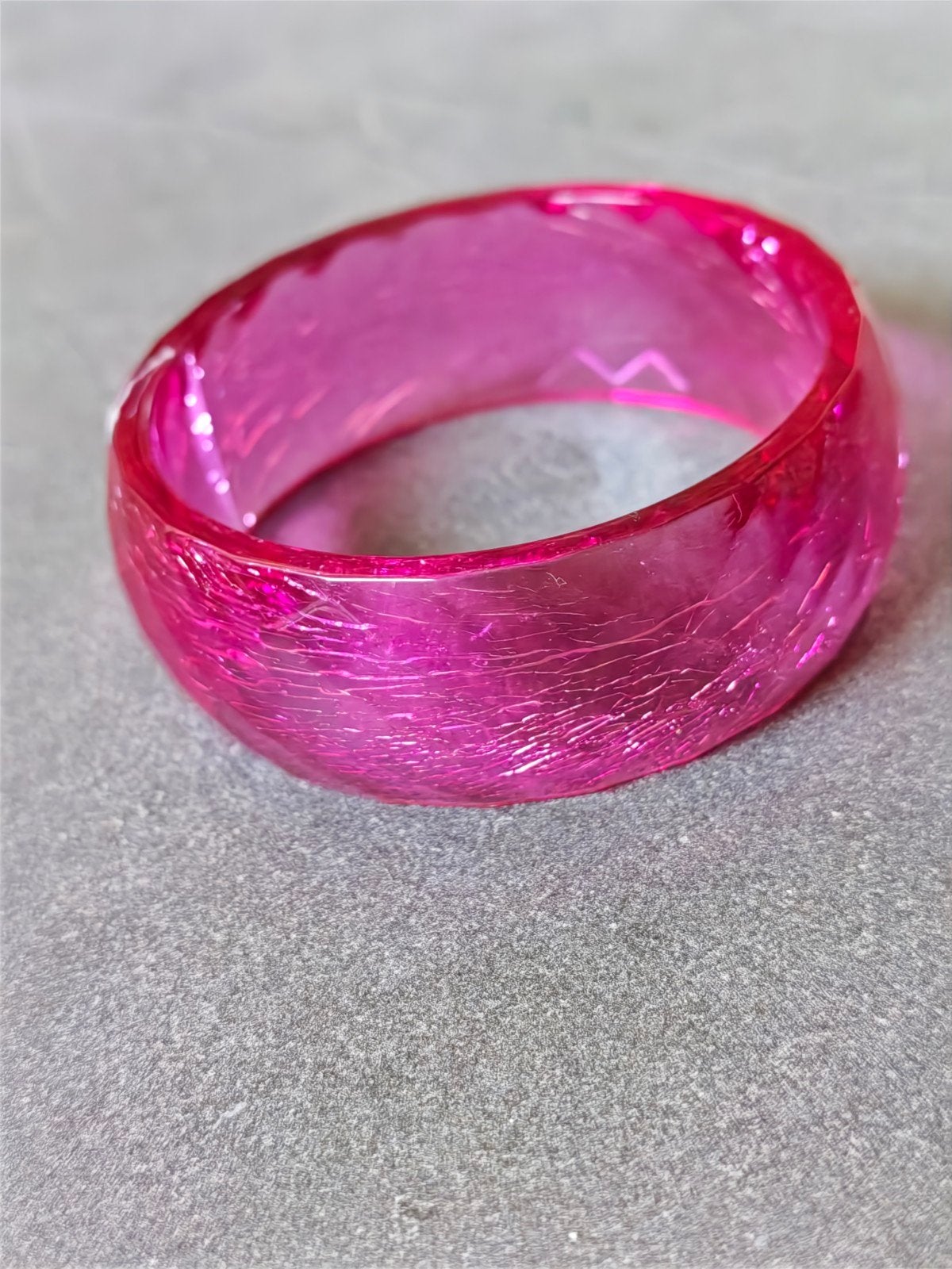Roze bangle armband doorschijnend, Sieraden, Tassen en Uiterlijk, Armbanden, Ophalen of Verzenden, Gebruikt, Roze, Kunststof of Plastic