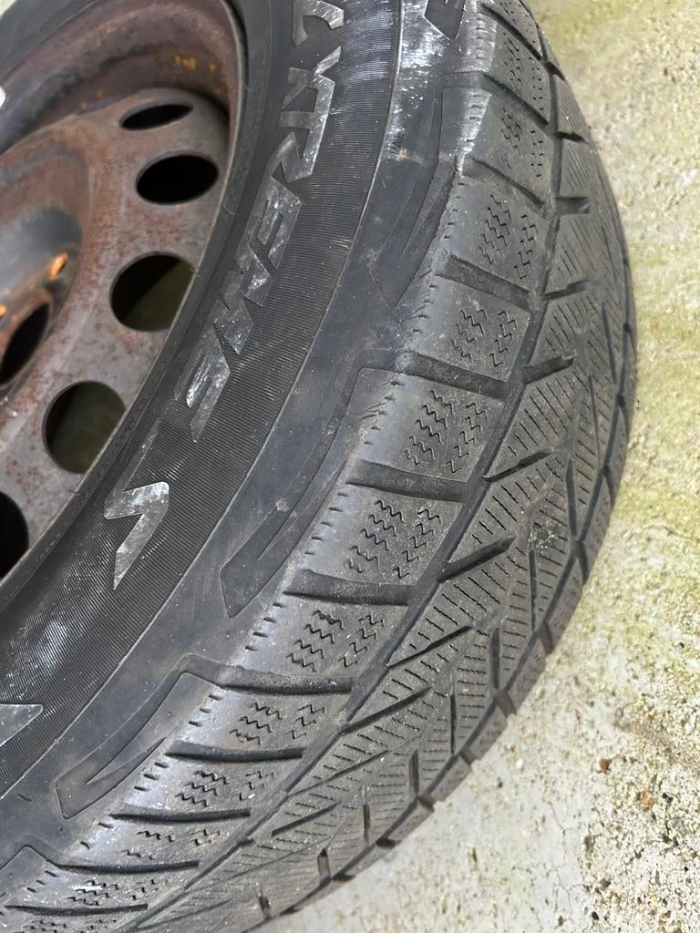 215/16 r16  3 auto banden 2x continental 1x extreme, Ophalen of Verzenden, Zo goed als nieuw