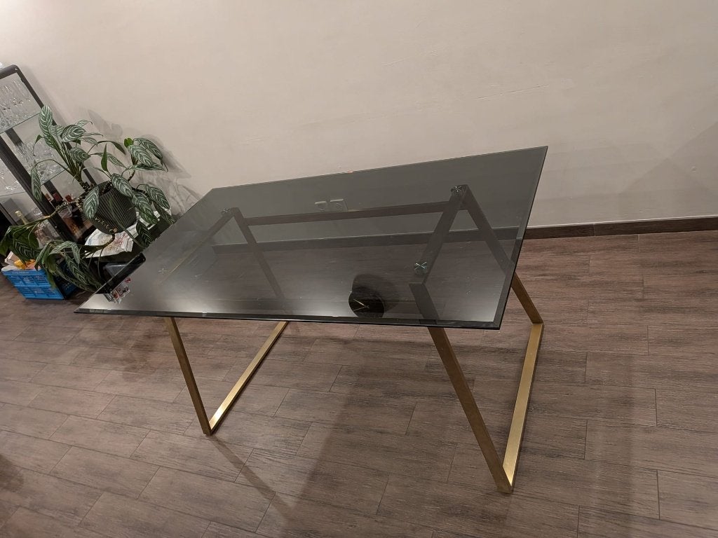 MADE eettafel – rookglas met goudkleurig onderstel, Ophalen, 100 tot 150 cm, 50 tot 100 cm, Glas