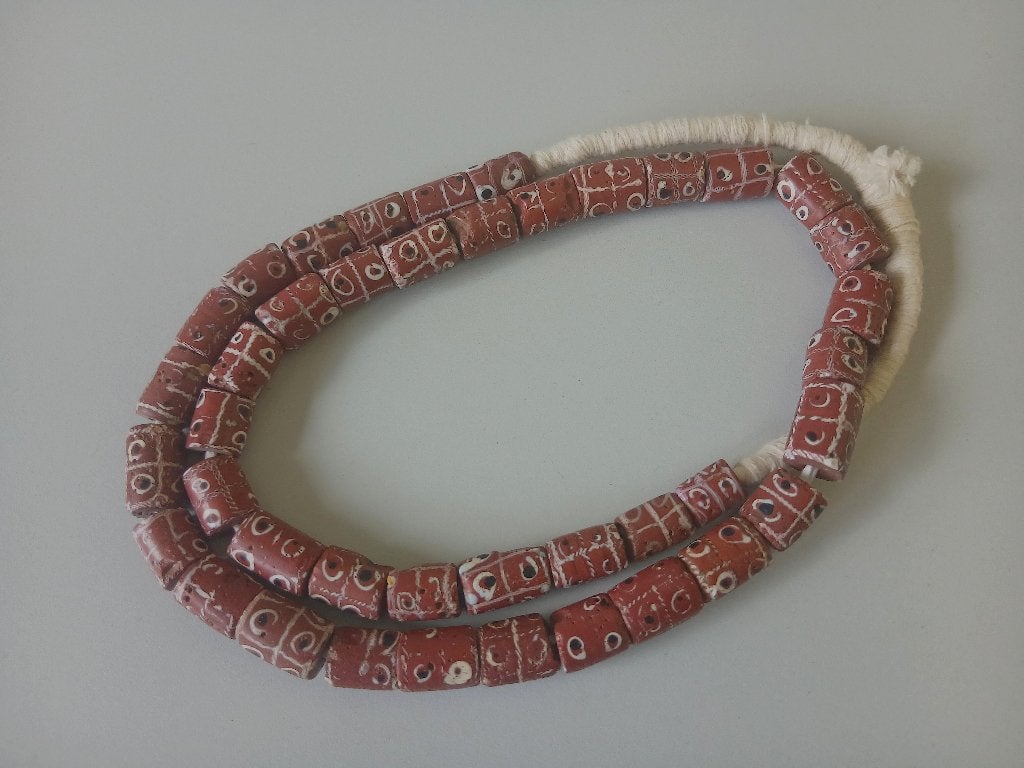 Tic Tac Toe Trade beads, handelskralen, Afrika 1850-1925, Sieraad, Afrika, Ophalen of Verzenden, Rood