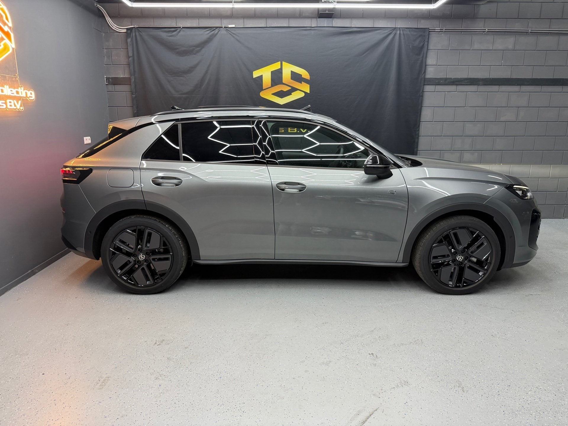 Foto 6 van Volkswagen T-ROC 1.5 eTsi R-Line First Edition Pano-IQ-KEYLE