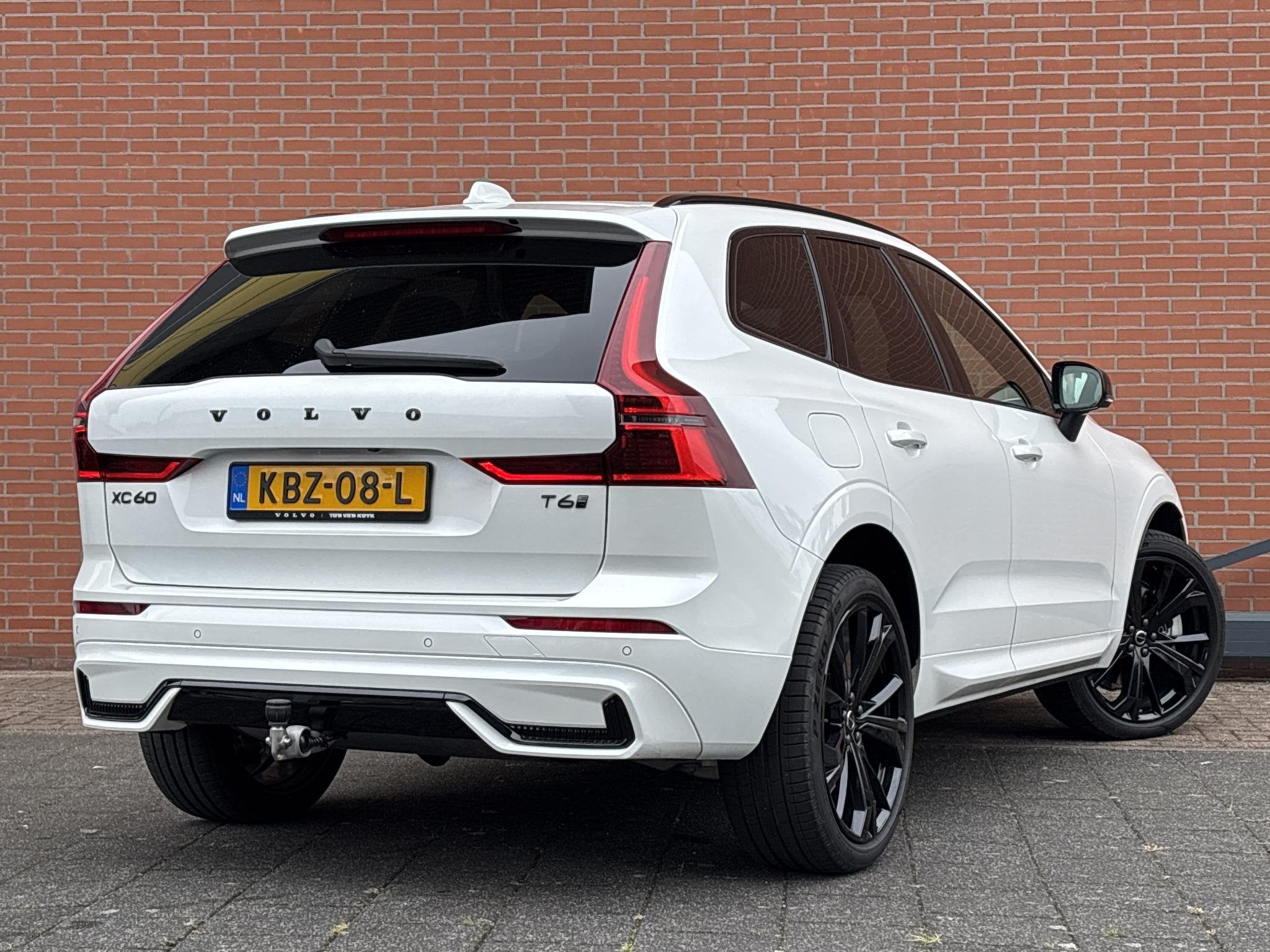 Volvo XC60 2.0 T6 Plug-in hybrid AWD Plus Black Edition Face, Auto's, Automaat, Gebruikt, 4 cilinders, Wit
