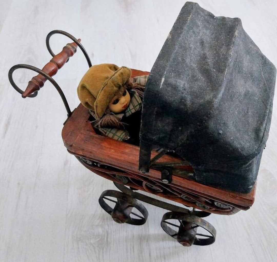 Antieke poppenwagen met pop - Vintage decoratie, Verzamelen, Poppen, Ophalen of Verzenden, Gebruikt, Pop