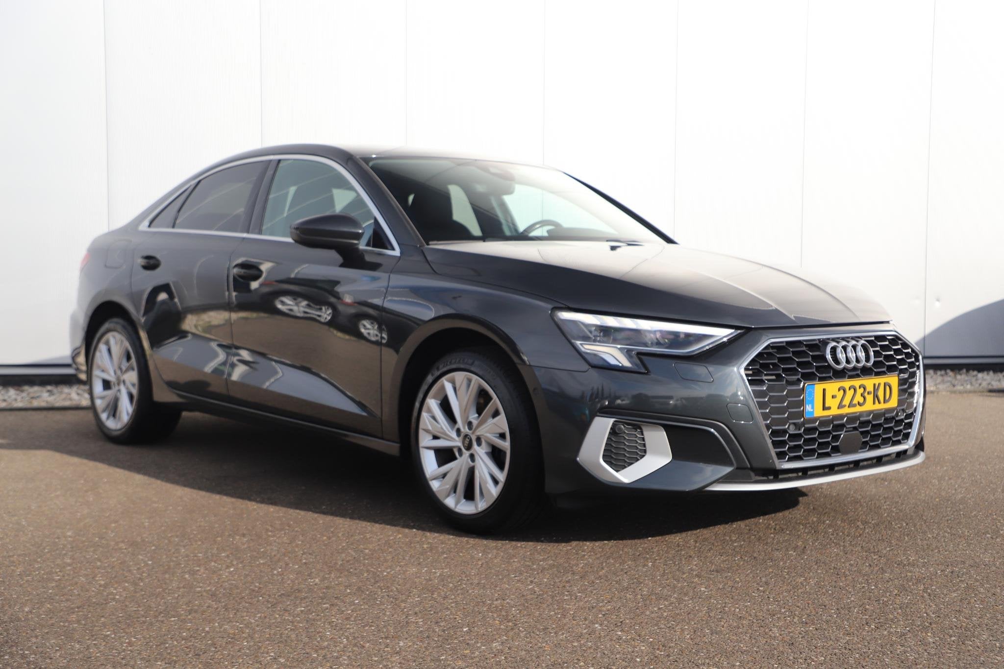Audi A3 Limousine 30 TFSI Business edition Automaat Trekhaak, Auto's, Stof, Gebruikt, Met garantie (alle), Origineel Nederlands