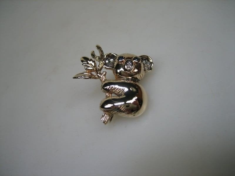 14 karaat Koala beertje broche met edelsteentjes 1950, Overige kleuren, Verzenden, Minder dan 4 cm, Zo goed als nieuw