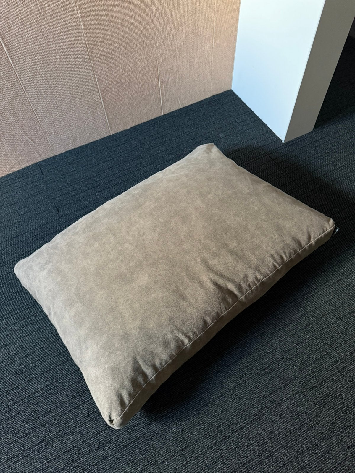 Maxxnobel orthopedisch hondenkussen lederlook taupe, Dieren en Toebehoren, Ophalen, Zo goed als nieuw, Leer