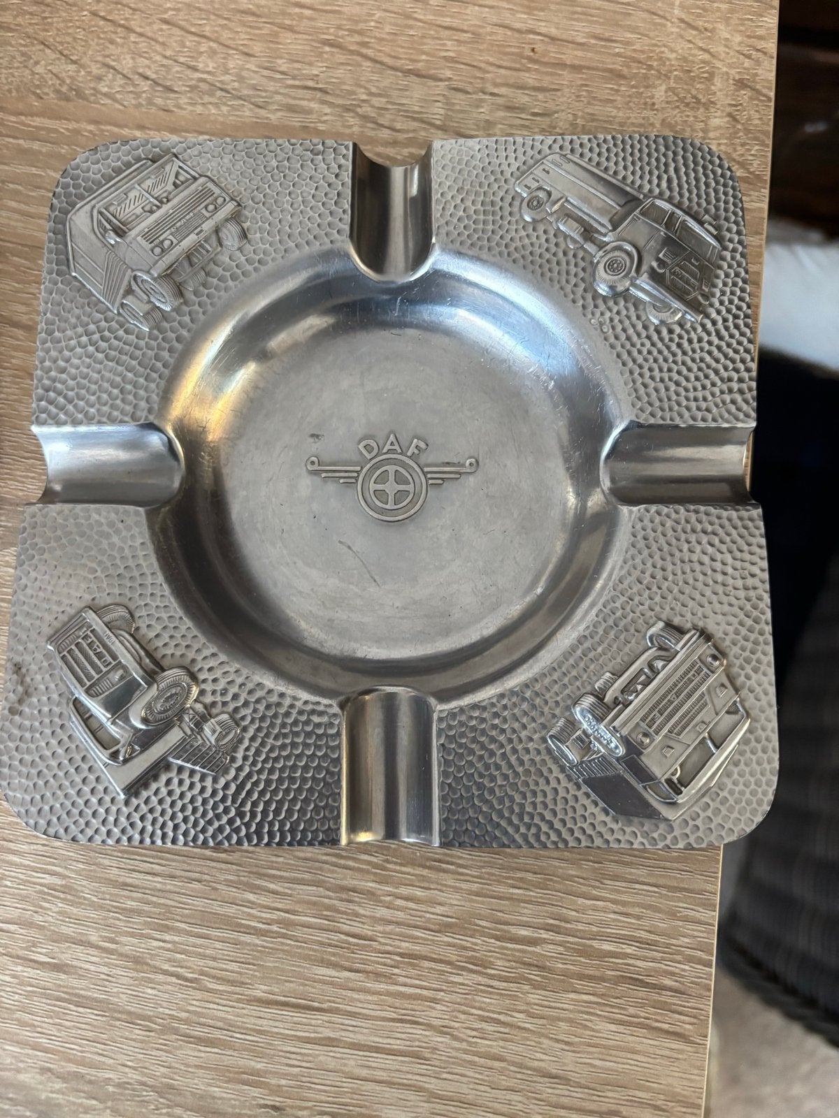 Vintage DAF asbak met vrachtwagens, Ophalen of Verzenden, Gebruikt, Asbak