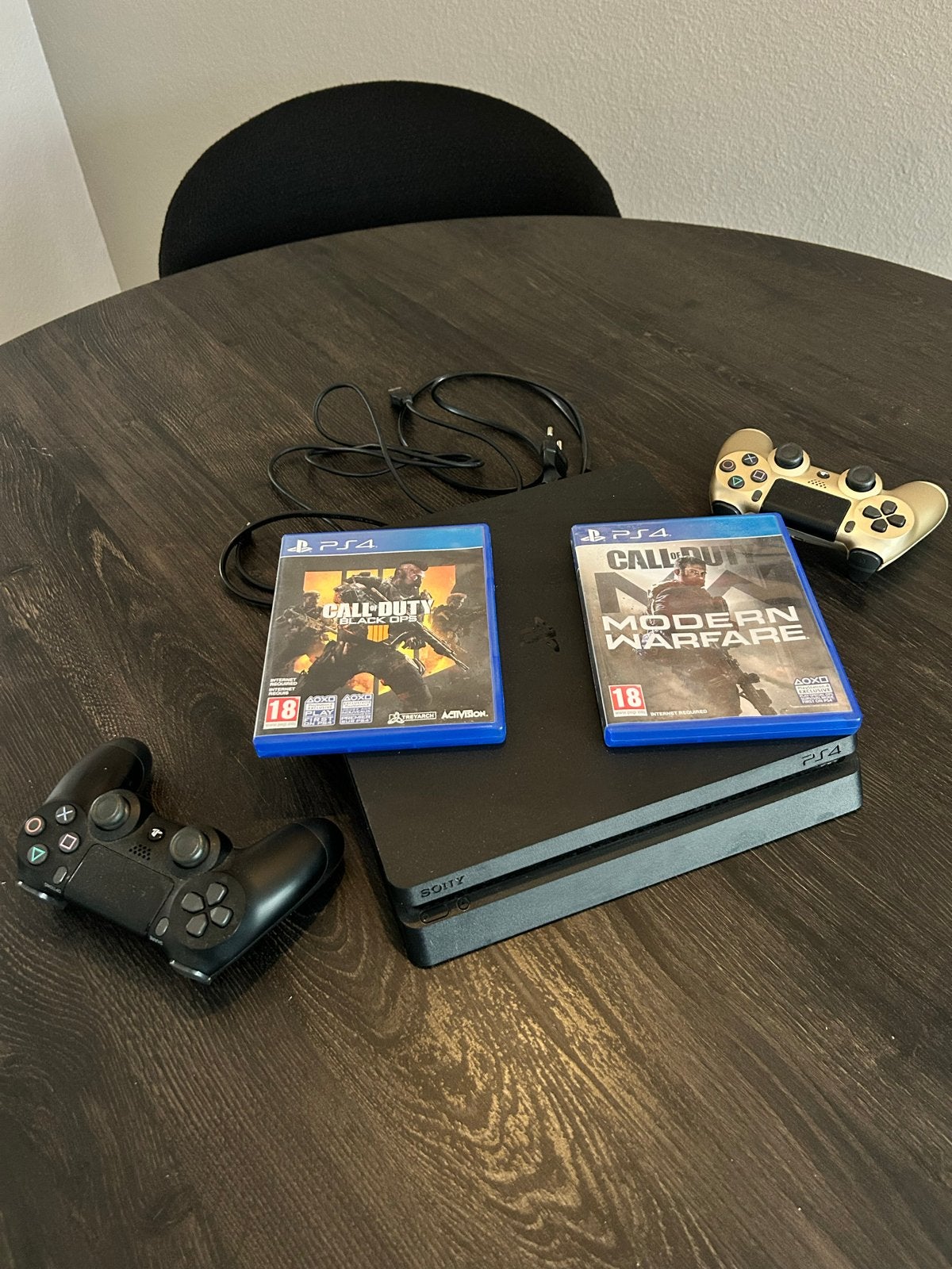PlayStation 4 Slim 500GB met 2 controllers en 2 games, Met 2 controllers, Ophalen of Verzenden, Zo goed als nieuw, Slim