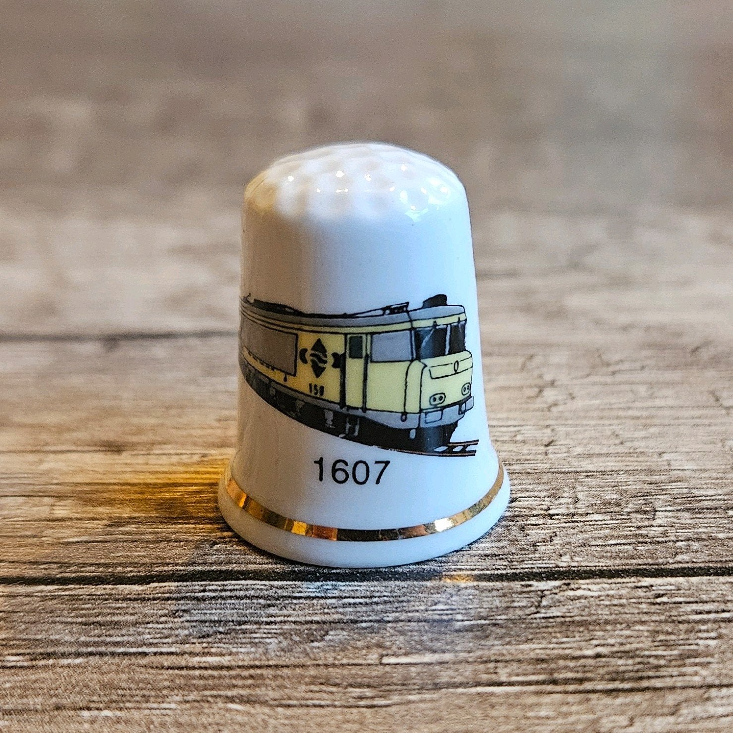 vingerhoedjes verzamelen  - trein 1607 - vingerhoed, Verzamelen, Vingerhoedjes, Ophalen of Verzenden, Zo goed als nieuw, Porselein