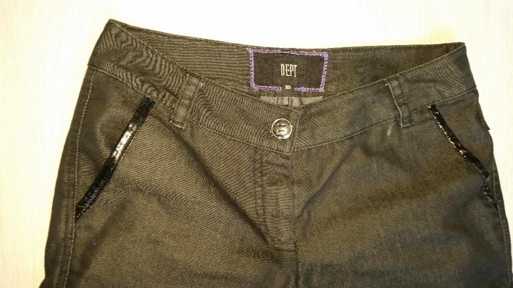Nieuw, zwarte broek met lak, mt xs, merk dept, Kleding | Dames, Broeken en Pantalons, Kort, Zwart, Nieuw, Ophalen of Verzenden