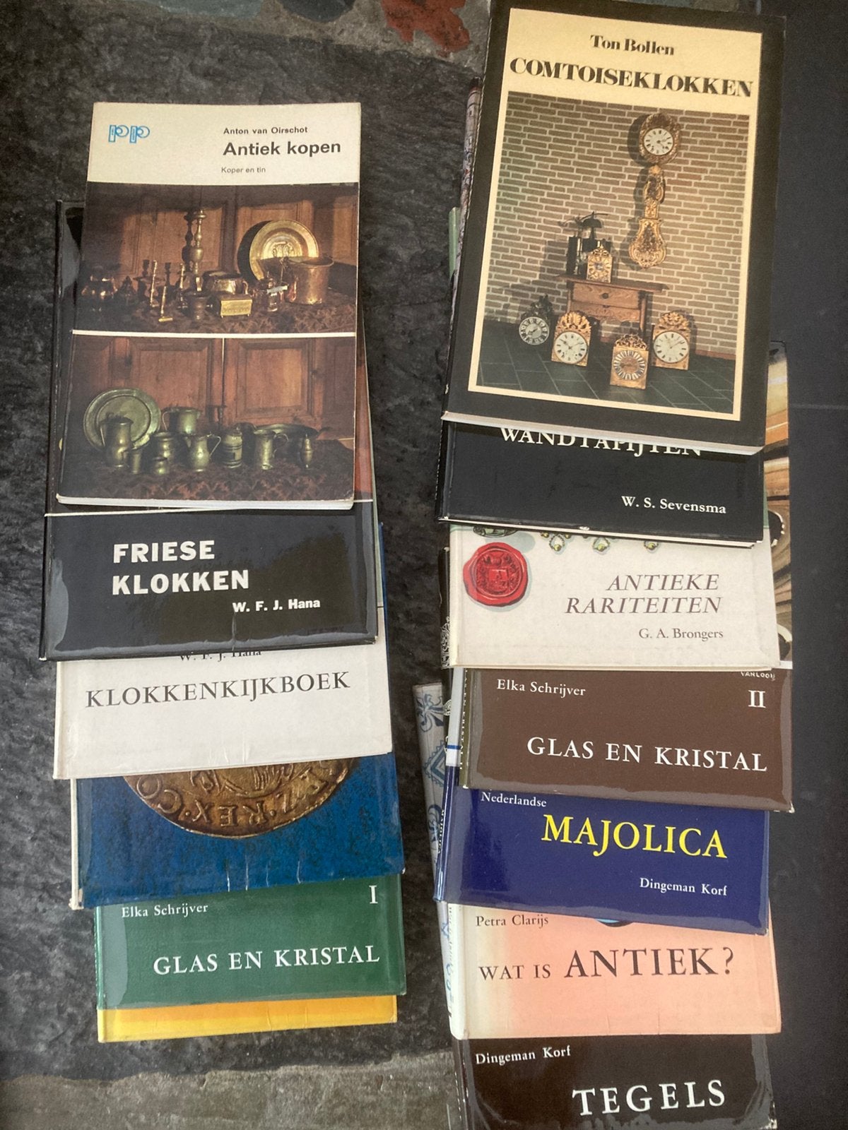 15 boekjes over Antiek Glas Klokken Wandtapijten Munten etc, Ophalen of Verzenden, Gebruikt