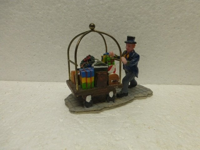 lemax Luggage Cart kerstdorp poppetje figurine beeldje kerst, Diversen, Kerst, Ophalen of Verzenden, Zo goed als nieuw