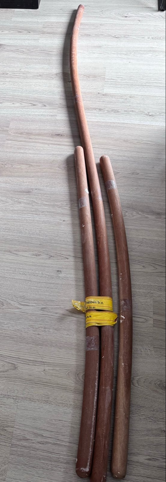 Houten gebogen trap leuningen - 1x 225cm, 2x 110cm, Doe-het-zelf en Verbouw, Ophalen, Zo goed als nieuw
