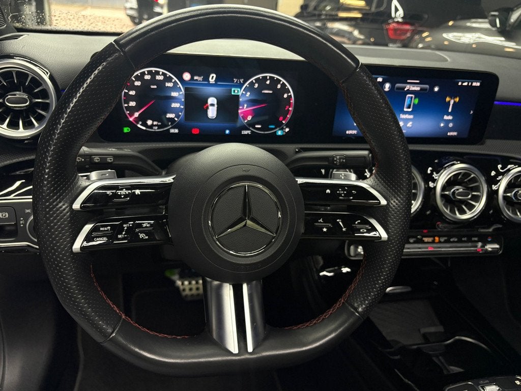 Mercedes-Benz A-klasse 180 AMG Line |Pano|360 Cam|FULL, 136 pk, Gebruikt, 4 cilinders, Zwart