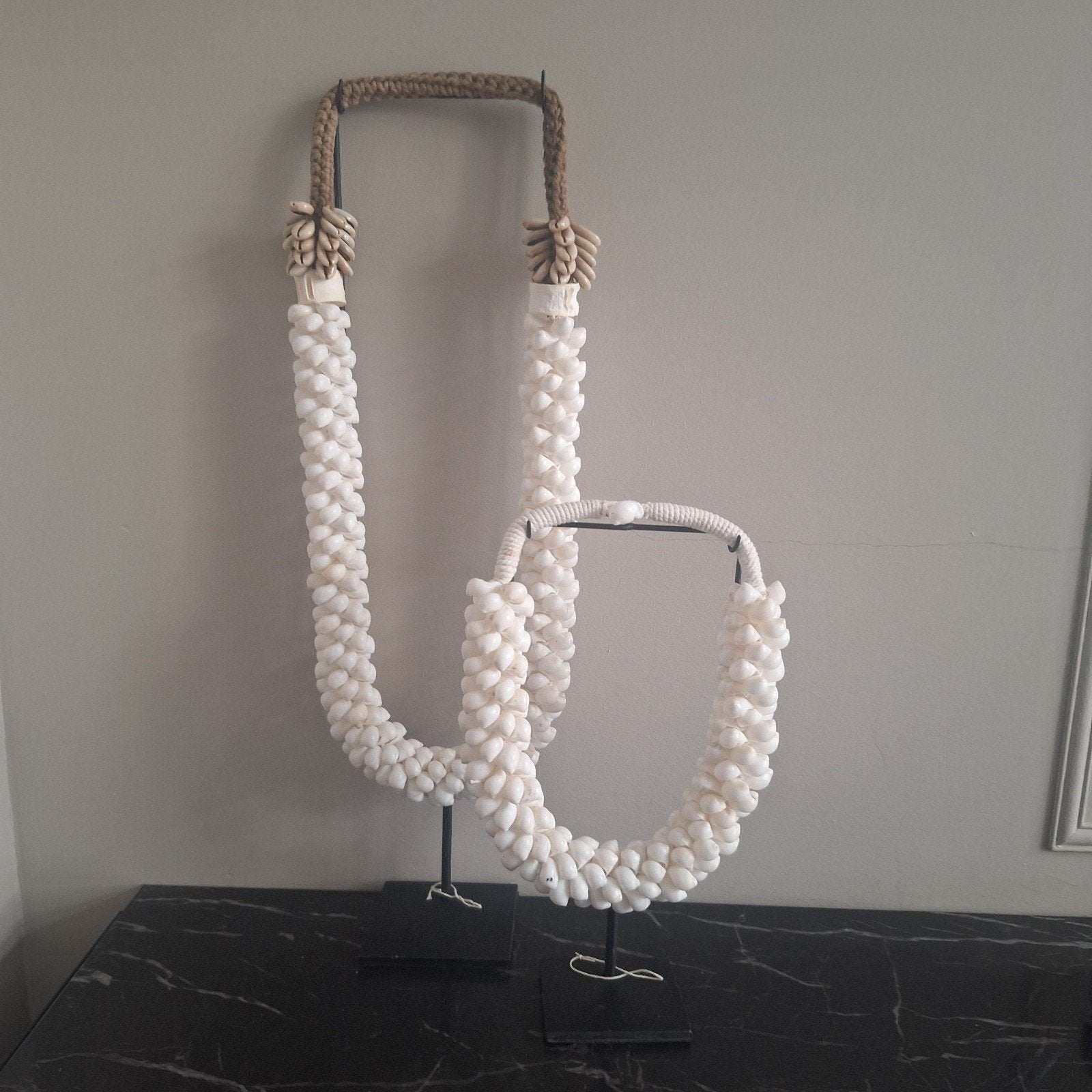 Witte nieuwe schelpenkettingen ornamenten op voet japandi, Nieuw, Ophalen of Verzenden, X, X
