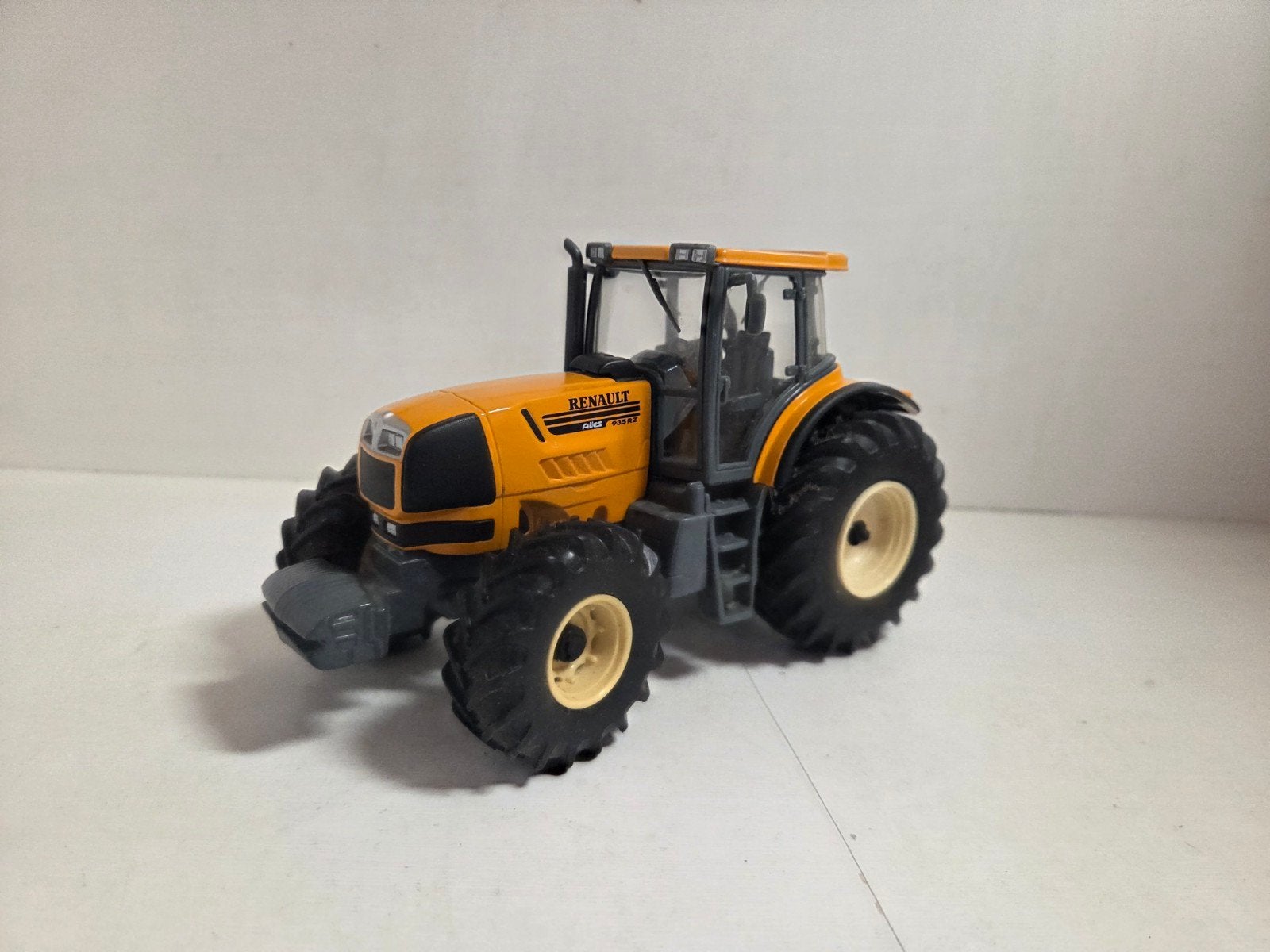 Universal Hobbies Renault Atles 1:32, Hobby en Vrije tijd, ., Tractor of Landbouw, Ophalen of Verzenden, Zo goed als nieuw