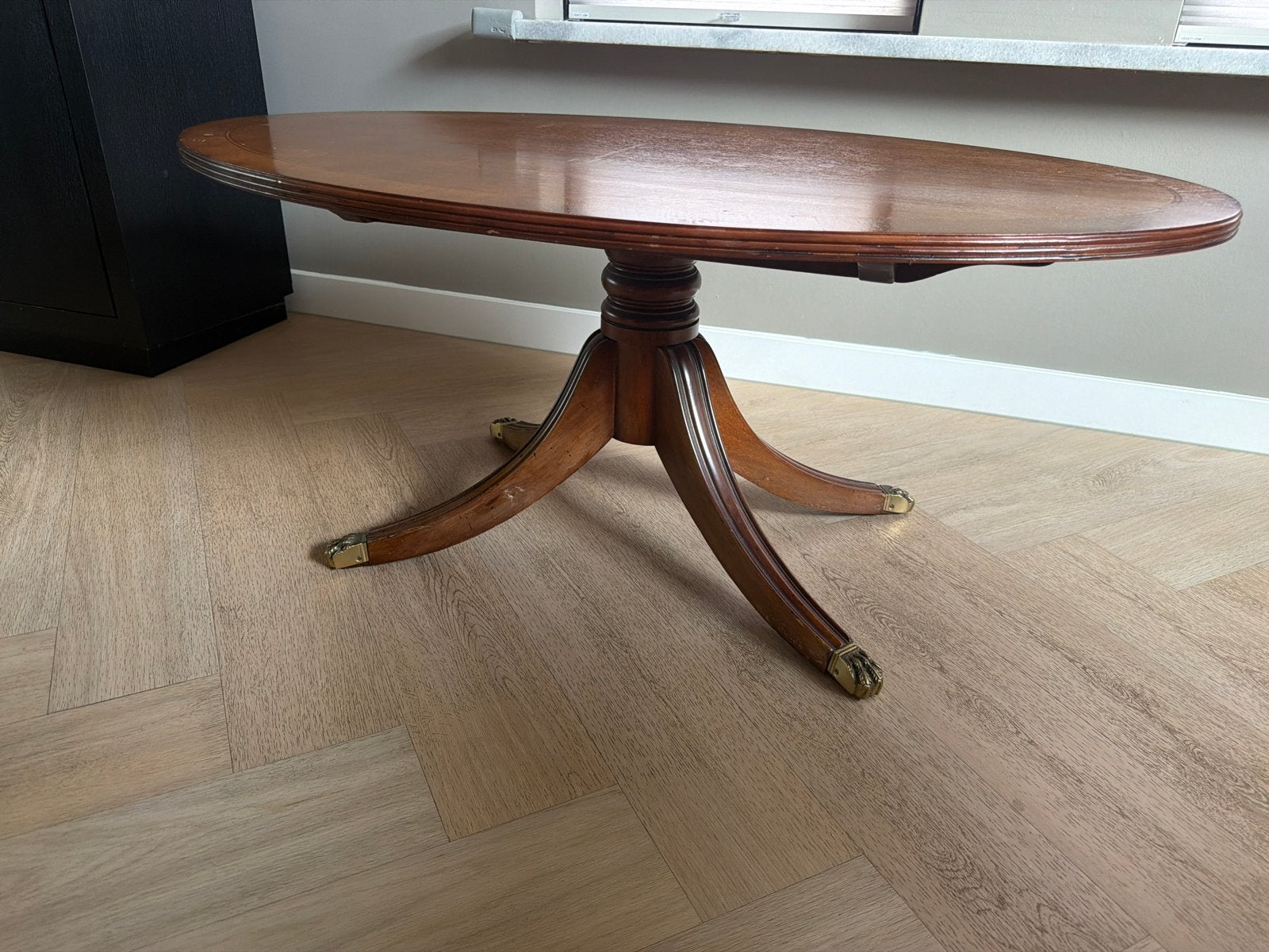 Ovale salontafel van hout met messing details, Ophalen