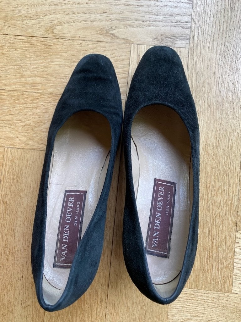Zwarte suede pumps,  hak 5 cm.  maat 37,5, Pumps, Zwart, Ophalen of Verzenden, Van den Oever