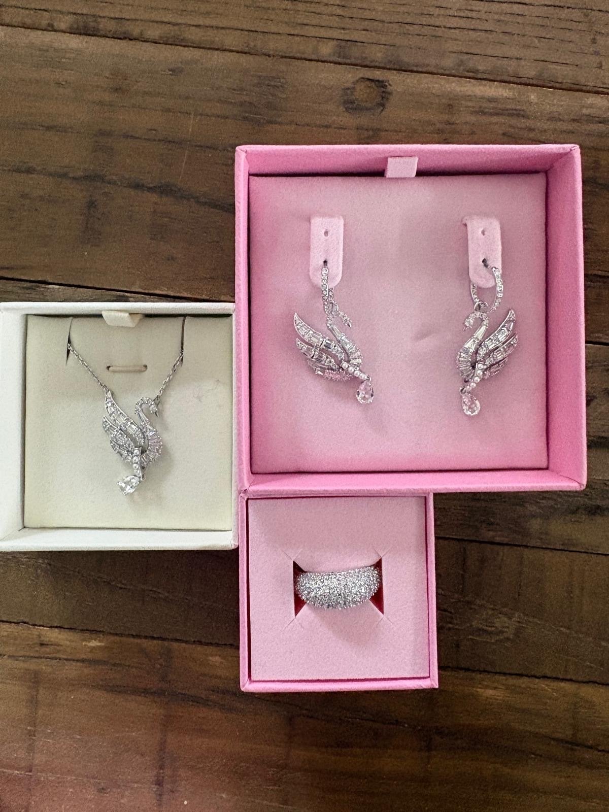 Swarovski Zwanen Sieradenset: Ketting, Oorbellen & Ring, Met kristal, Overige materialen, Ophalen of Verzenden, Zo goed als nieuw