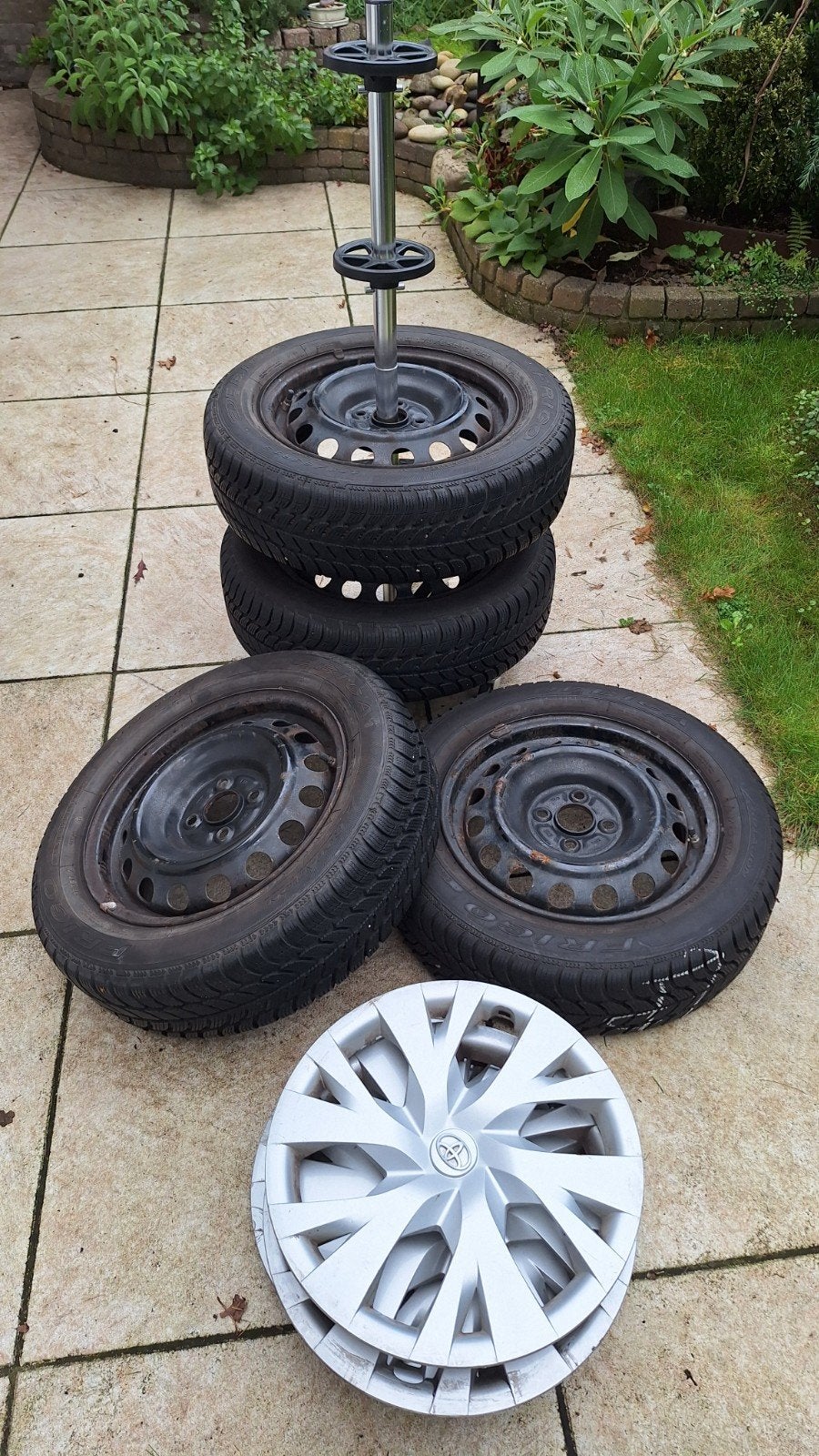 Winterbanden op stalen velgen en wieldoppen 175/65R15, Ophalen, Gebruikt, 15 inch, 175 mm