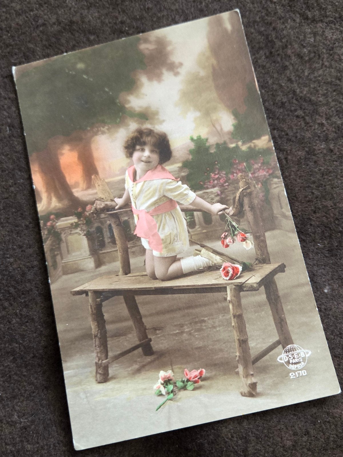 Antieke ansichtkaart: Lachend kind met rozen, ca. 1910, Verzamelen, Verzenden, Voor 1920, Gelopen, Kinderen