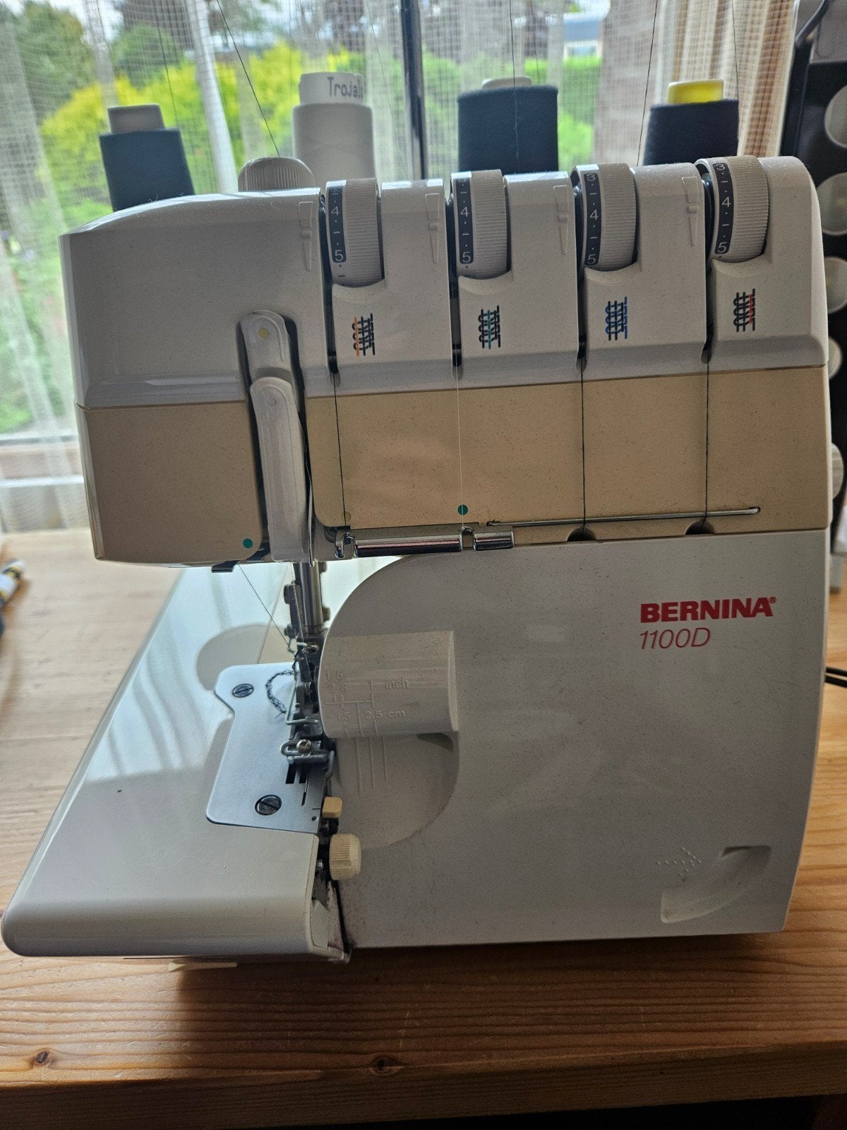 Bernina 1100D Lockmachine, Ophalen, Gebruikt, Lockmachine, Bernina
