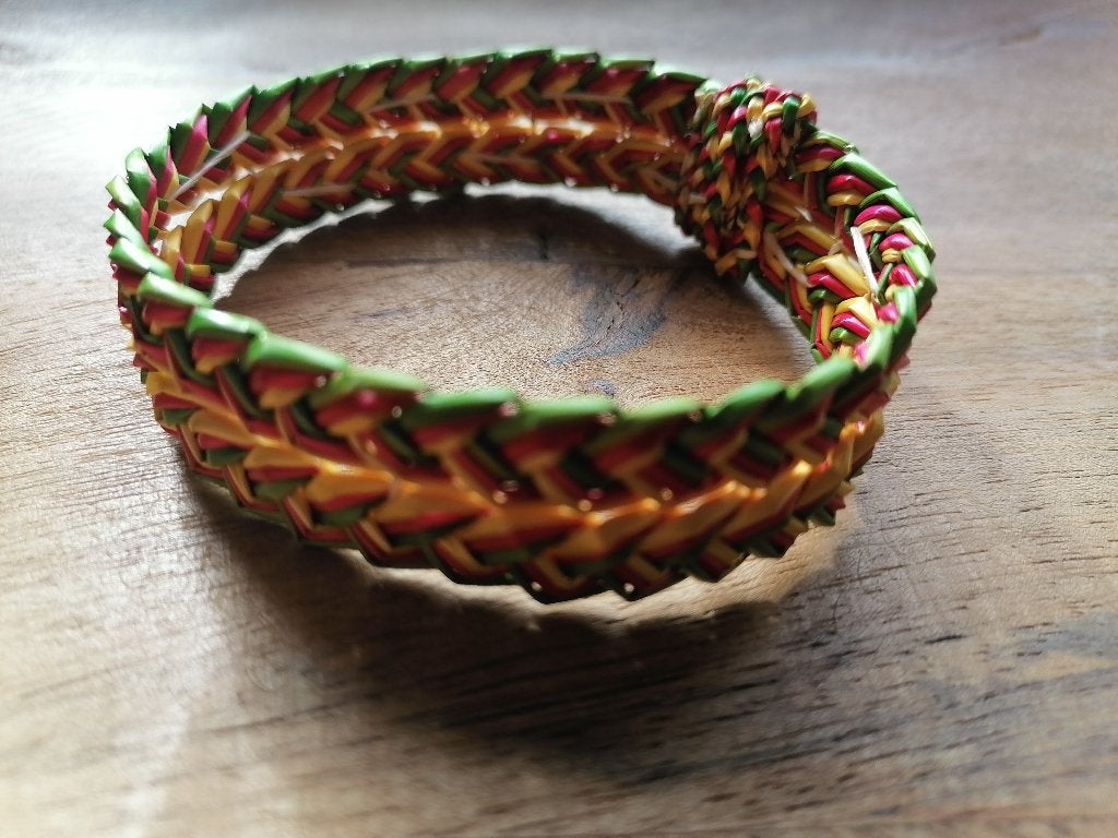 Nieuwe handgemaakte armband Jamaica stijl rood/geel/groen, Ophalen of Verzenden, Nieuw, Overige materialen