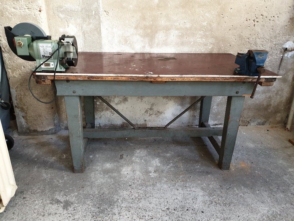 Robuuste houten werkbank met bankschroef en slijpmachine, Ophalen, Gebruikt, Bankschroef