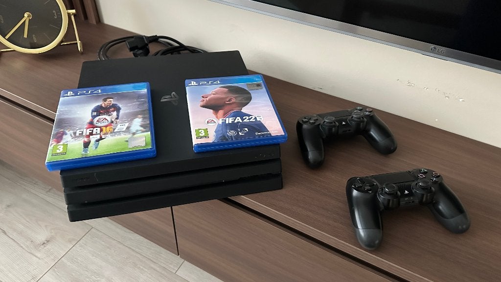 Play Station 4 pro, Spelcomputers en Games, Ophalen, Met 2 controllers, 1 TB, Pro