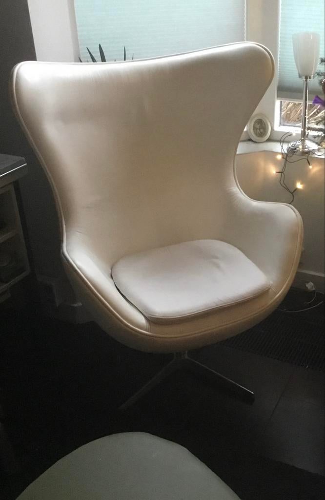 2 Stijlvolle Witte  leer Egg Chairs- replica (Cavel design), Huis en Inrichting, Fauteuils, Ophalen, Gebruikt, Leer, 75 tot 100 cm