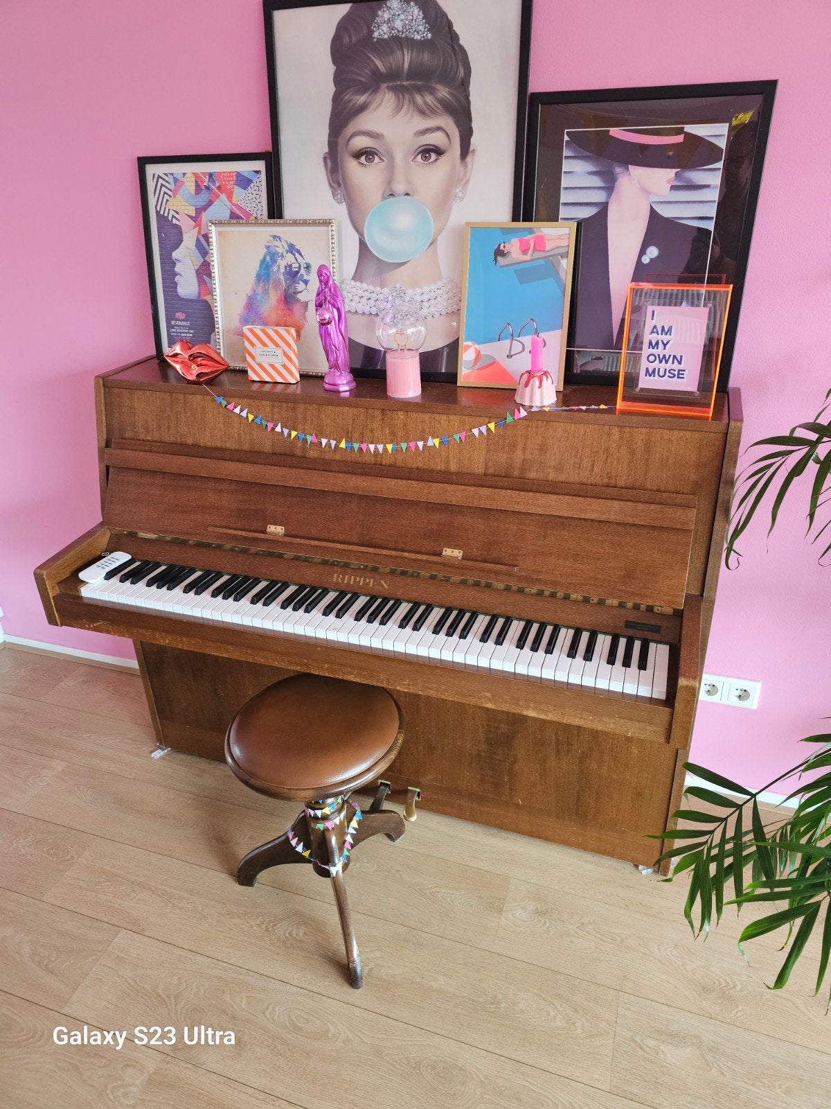 Mooie houten piano met bijpassende kruk, Ophalen of Verzenden, Gebruikt, Bruin, Piano