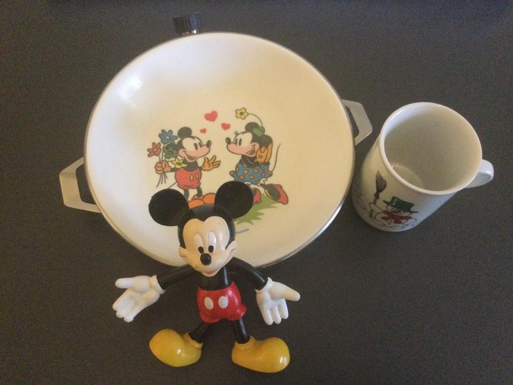 Warmwaterbord Mickey Mouse en figuur MM en leuke beker., Ophalen of Verzenden, Zo goed als nieuw