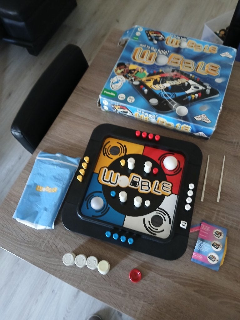 Wobble, Een of twee spelers, Ophalen of Verzenden, Zo goed als nieuw, Identity Games