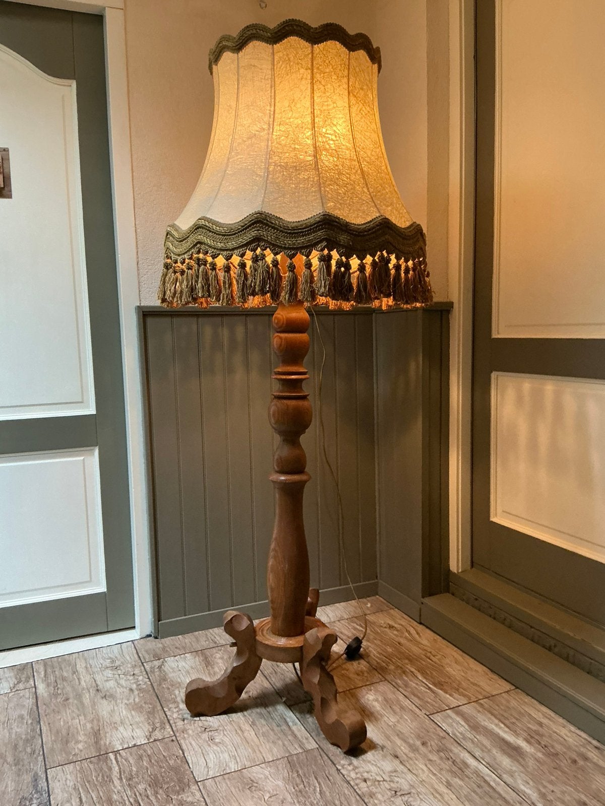 Schitterende vintage vloerlamp 3 poot ,dikke houten poot, Ophalen, 150 tot 200 cm